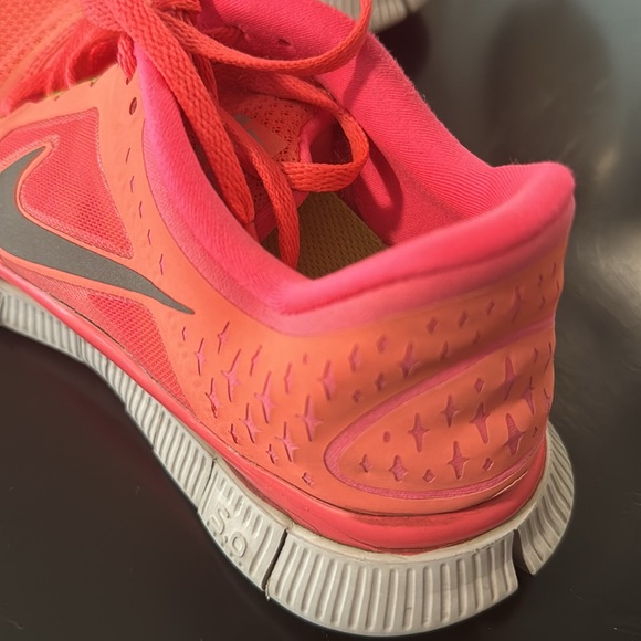 Nike “ FreeRun” running shoes in size 7.5. Beautiful melon color. Worn & clean - Picture 9 of 9